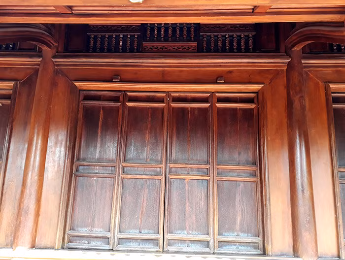 Gỗ mít có tính chất cơ lý ổn định, dẻo và quánh, không cong vênh, ít bị mối mọt.