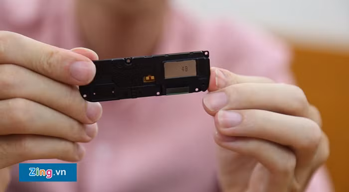 Nhà sản xuất khẳng định, Bphone mới có chất lượng âm thanh tương đương các smartphone hàng đầu hiện nay với DAC rời, nghe nhạc 32-bit, 384 KHz. Ảnh: loa Bphone 2017. Nguồn: Zing.