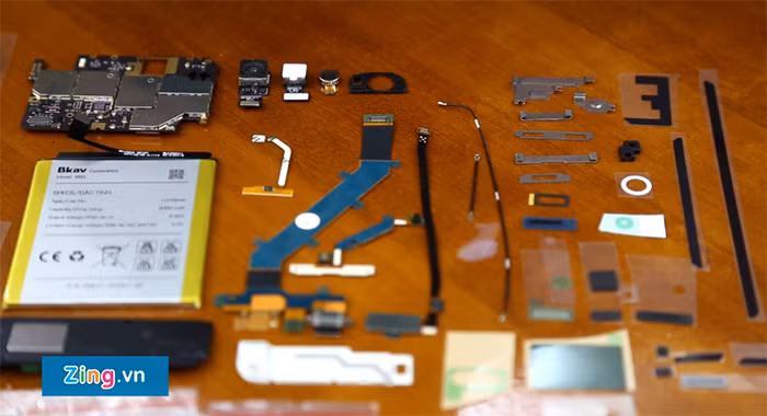 Bphone 2017 được tạo nên từ hơn 900 linh kiện, trong đó có 6 linh kiện nhập khẩu từ Trung Quốc. Ảnh: cắt từ clip. Nguồn: Zing.