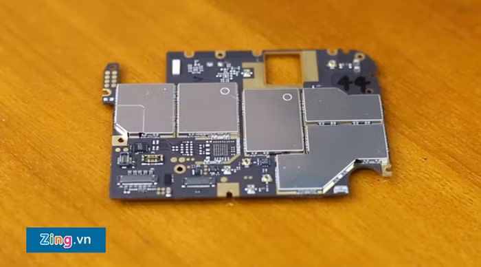 Bphone 2017 được trang bị chip Qualcomm Snapdragon 625, hỗ trợ kết nối 2 SIM 2 sóng 4G. Ảnh: bo mạch Bphone 2017. Nguồn: Zing.