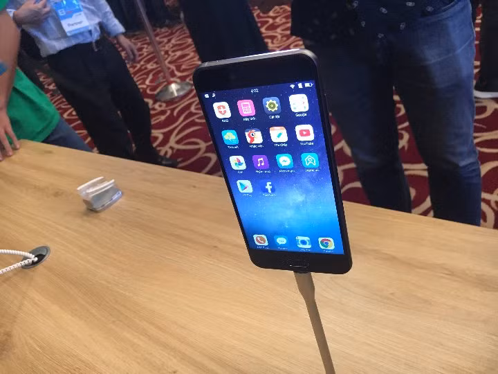 Đại diện Bkav cũng thừa nhận BOS thế hệ đầu chưa được mượt mà, nhưng trên BOS 2 hứa hẹn sự mượt mà đến từng thao tác. Hiệu ứng Blur của BOS 2 lấy cảm hứng từ việc kéo căng một tấm lụa. Ảnh: Bphone tại lễ ra mắt. Nguồn: TGDĐ.