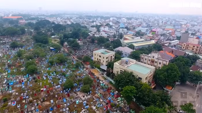 Ngoài ra, nghĩa trang còn đan xen với rất nhiều khu dân cư... Ảnh: một góc nghĩa trang Bình Hưng Hòa. Nguồn: Người lao động.
