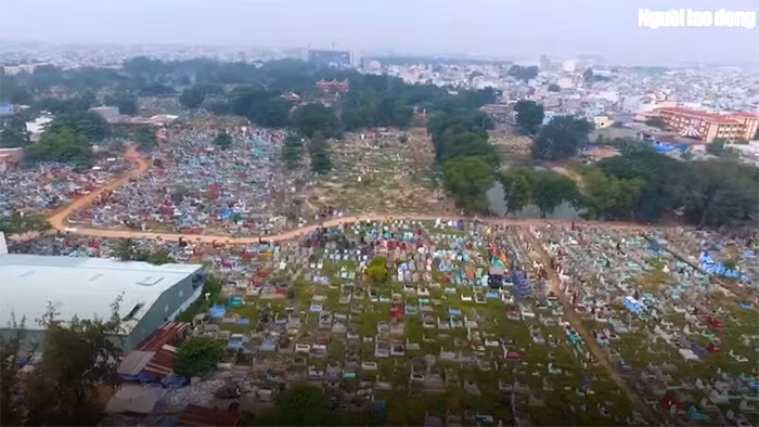 Một phần nữa sẽ được đầu tư xây dựng công viên và các công trình công cộng... Ảnh: một góc nghĩa trang Bình Hưng Hòa. Nguồn: Người lao động.