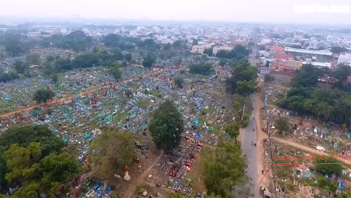 Nghĩa trang Bình Hưng Hòa nằm trên trục hai con đường chính là Tân Kỳ - Tân Quý... Ảnh: một góc nghĩa trang Bình Hưng Hòa. Nguồn: Người lao động. 