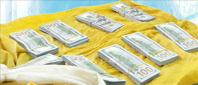  Bắt tạm giam 2 đối tượng vụ vận chuyển ngoại tệ qua biên giới: Ngày 9/2, Công an tỉnh An Giang đã ra quyết định khởi tố bị can, bắt tạm giam Nguyễn Văn Mỹ (49 tuổi) và Đỗ Thị Lệ (42 tuổi), cùng trú TP Châu Đốc, tỉnh An Giang) để điều tra về hành vi “vận chuyển trái phép tiền tệ qua biên giới" và "buôn bán hàng cấm". Hai đối tượng khai, vận chuyển số ngoại tệ sang bên kia biên giới để giao cho một người Campuchia để kiếm lời.