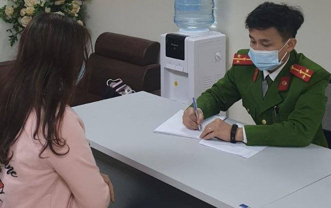  Nữ Giám đốc tặng quà Tết cho bạn bằng pháo nổ: Tối 6/2, lực lượng chức năng đã phát hiện tiếng nổ kèm theo ánh sáng phát ra từ chung cư New Skyline, phường Văn Quán, Hà Đông, Hà Nội. Lực lượng Công an xác định nơi phát ra tiếng nổ và ánh sáng là căn hộ số 26xx do ông T. (SN 1985, trú Hà Đông) làm chủ hộ. Tại cơ quan Công an, ông T. cho biết, số pháo hoa nổ này được bà Vũ Thị H. (50 tuổi, là giám đốc một công ty TNHH) tặng làm quà tết. Hiện, Công an quận Hà Đông đang củng cố hồ sơ để xử lý 2 cá nhân về hành vi tặng quà Tết bằng pháo hoa nổ. 