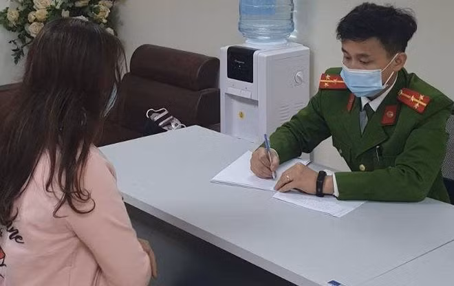  Nữ Giám đốc tặng quà Tết cho bạn bằng pháo nổ: Tối 6/2, lực lượng chức năng đã phát hiện tiếng nổ kèm theo ánh sáng phát ra từ chung cư New Skyline, phường Văn Quán, Hà Đông, Hà Nội. Lực lượng Công an xác định nơi phát ra tiếng nổ và ánh sáng là căn hộ số 26xx do ông T. (SN 1985, trú Hà Đông) làm chủ hộ. Tại cơ quan Công an, ông T. cho biết, số pháo hoa nổ này được bà Vũ Thị H. (50 tuổi, là giám đốc một công ty TNHH) tặng làm quà tết. Hiện, Công an quận Hà Đông đang củng cố hồ sơ để xử lý 2 cá nhân về hành vi tặng quà Tết bằng pháo hoa nổ. 