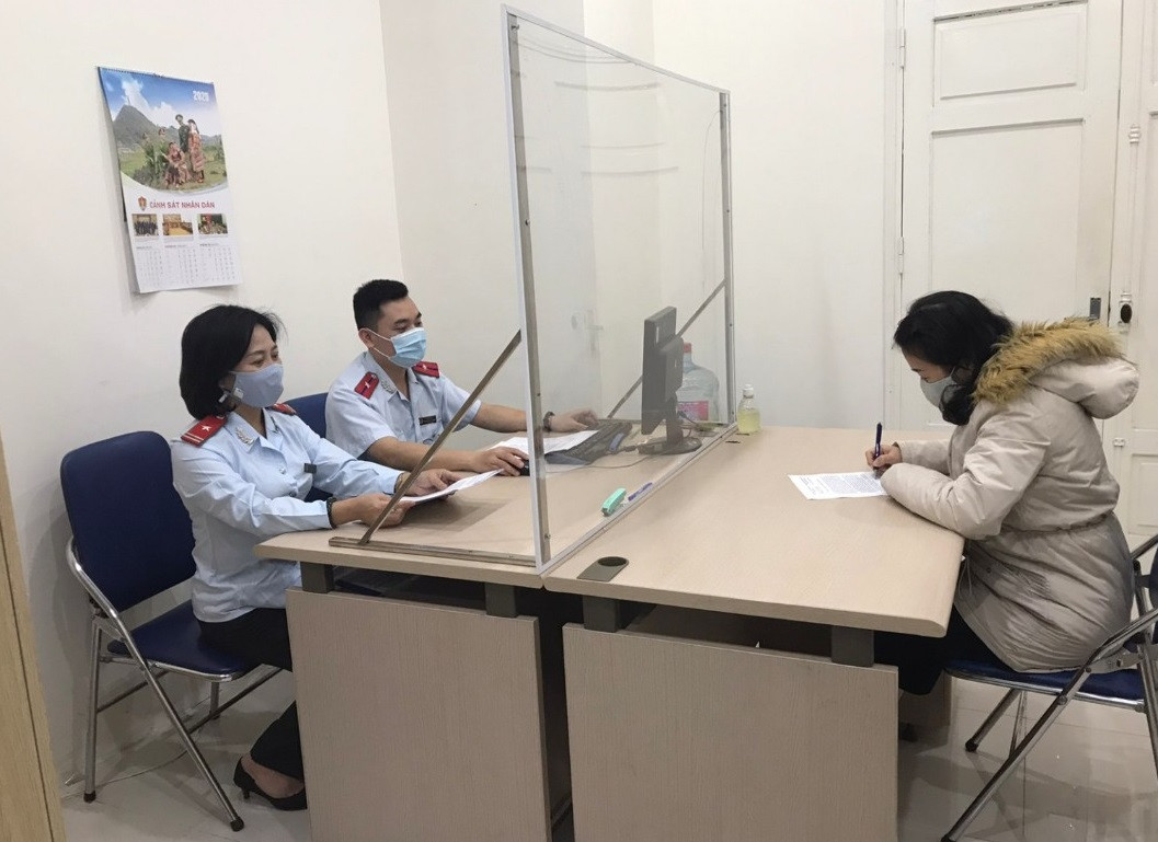  Nữ 9x tung tin virus COVID-19 biến thể mới giống virus HIV: Nguyễn Ngọc Thúy, SN 1994, trú tại Mai Động, Hoàng Mai, Hà Nội đăng tải bài viết có tựa đề: “Đọc đi và chuẩn bị cho mình, phòng khi COVID ghé thăm" với nội dung thông báo về COVID-19 biến thể mới có tính chất giống virus HIV; cách điều trị COVID-19 tại nhà khi không đến bệnh viện; các loại thuốc điều trị COVID-19… Hôm nay, Thanh tra Sở Thông tin và Truyền thông Hà Nội xử phạt Thúy tiền 7,5 triệu đồng về hành vi đăng tải nội dung sai sự thật.