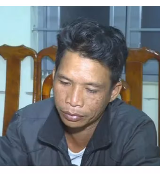  Khởi tố đối tượng say rượu, vác dao đuổi chém CSGT ở Đắk Lắk: Trong lúc đang làm nhiệm vụ tổ công tác của Đội CSGT Công an huyện Cư M’gar, tỉnh Đắk Lắk phát hiện Y Krư Êban (33 tuổi, ngụ xã Cư Suê, huyện Cư M’gar) chạy xe máy không đội mũ bảo hiểm, có biểu hiện say xỉn nên đã ra tín hiệu dừng để kiểm tra. Lúc này, Y Krư Êban không chấp hành mà vác dao đuổi chém CSGT. Hôm nay, Công an huyện Cư M’gar đã khởi tố Y Krư Êban về hành vi chống người thi hành công vụ. 