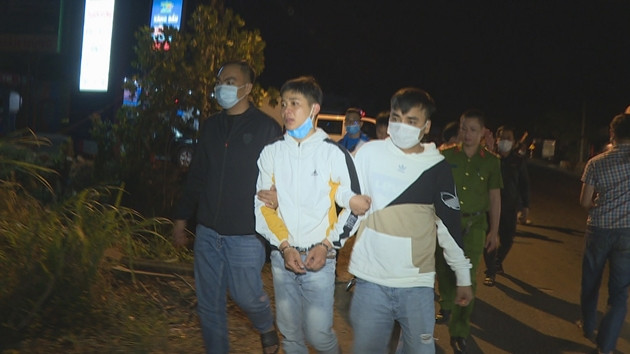  Sát hại cụ bà 84 tuổi để cướp nhẫn vàng: Do cần tiền để tiêu xài trong dịp tết nên Đỗ Phi Hào (19 tuổi, trú tại huyện Krông Bông, tỉnh Đắk Lắk) đã nảy sinh ý định cướp tài sản. Sau đó, Hào cầm 1 cái chày bằng gỗ đi sang nhà bà Nguyễn Thị Duy (84 tuổi) ở gần dãy trọ đánh nhiều cái vào đầu dẫn đến nạn nhân tử vong sau đó. Hôm nay, Công an tỉnh Đắk Lắk đã khởi tố Hào về hành vi “Giết người” và “Cướp tài sản”.