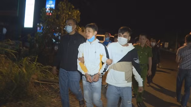  Sát hại cụ bà 84 tuổi để cướp nhẫn vàng: Do cần tiền để tiêu xài trong dịp tết nên Đỗ Phi Hào (19 tuổi, trú tại huyện Krông Bông, tỉnh Đắk Lắk) đã nảy sinh ý định cướp tài sản. Sau đó, Hào cầm 1 cái chày bằng gỗ đi sang nhà bà Nguyễn Thị Duy (84 tuổi) ở gần dãy trọ đánh nhiều cái vào đầu dẫn đến nạn nhân tử vong sau đó. Hôm nay, Công an tỉnh Đắk Lắk đã khởi tố Hào về hành vi “Giết người” và “Cướp tài sản”.