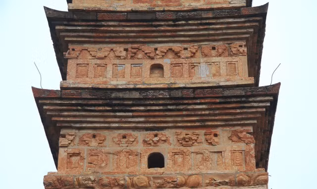 Hiện tại, nhiều viên gạch của thân tháp vẫn giữ được còn giữ nguyên được màu đỏ son mà không bị rêu mốc sau gần nghìn năm tồn tại.