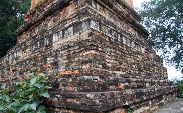 Duy chỉ có ở phần chân tháp đã phủ màu cổ kính, rêu phong theo thời gian.