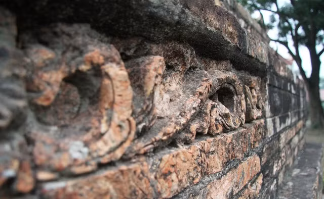 Hiện nay, nhiều chỗ trên tháp đã bị sương, gió ăn mòn theo thời gian, nhưng ngôi tháp vẫn giữ được hình dáng khỏe khoắn vốn có. 