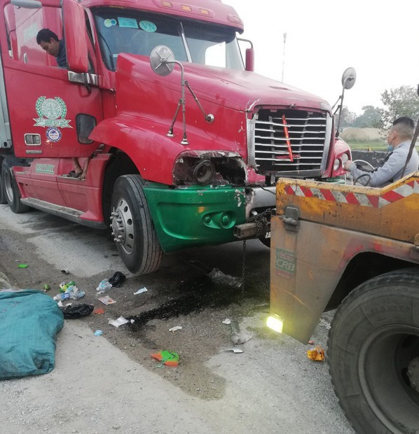  Nữ công nhân công ty tử vong sau khi va chạm với xe container: Khoảng gần 3h ngày 6/2 tại xã Quỳnh Thạch, huyện Quỳnh Lưu, Nghệ An, xe chở rác do lái xe Lê Văn Sơn điều khiển bất ngờ va chạm với xe container. Cú đâm mạnh khiến nữ công nhân bốc rác Hồ Thị Quyên (SN 1974, trú xóm 11, xã Quỳnh Lâm) tử vong tại chỗ. Lái xe Lê Văn Sơn bị thương nặng, được chuyển vào bệnh viện cấp cứu. 