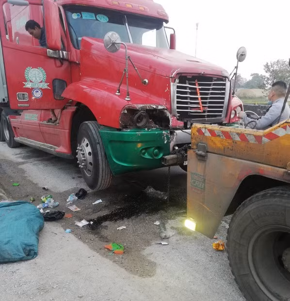  Nữ công nhân công ty tử vong sau khi va chạm với xe container: Khoảng gần 3h ngày 6/2 tại xã Quỳnh Thạch, huyện Quỳnh Lưu, Nghệ An, xe chở rác do lái xe Lê Văn Sơn điều khiển bất ngờ va chạm với xe container. Cú đâm mạnh khiến nữ công nhân bốc rác Hồ Thị Quyên (SN 1974, trú xóm 11, xã Quỳnh Lâm) tử vong tại chỗ. Lái xe Lê Văn Sơn bị thương nặng, được chuyển vào bệnh viện cấp cứu. 