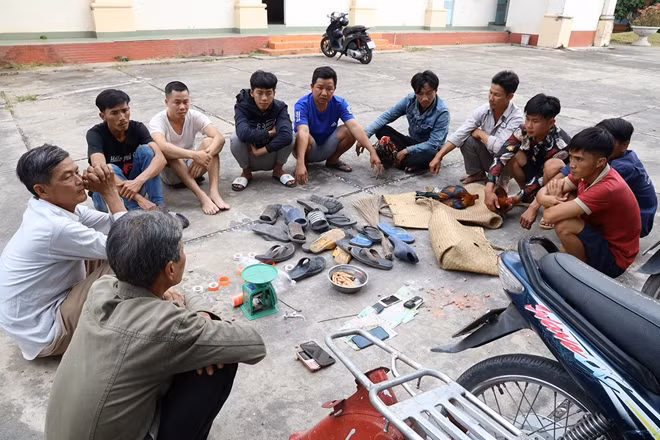  Bắt trường gà do “Tài Bò” cầm đầu dịp cận Tết: Chiều 6/2, Công an huyện Tân Châu (Tây Ninh) đã triệt xóa trường đá gà tại khu đất trống thuộc ấp Tân Lâm, xã Tân Hà, huyện Tân Châu. Tại hiện trường, Công an bắt giữ 11 đối tượng cùng tang vật gồm: 20.770.000 đồng, 6 con gà đá, 1 cân đồng hồ dùng để cân gà đá, 15 cuộn băng keo, 2 cặp cựa gà, 7 xe máy... Trường gà này do Trần Trọng Tài (tức “Tài Bò”, SN 1983) cầm đầu. 