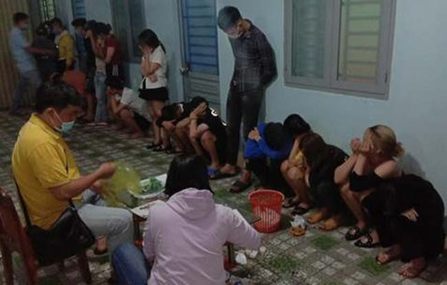  8 nữ và 14 nam hư hỏng tập thể mừng sinh nhật: Ngày 6/2, Công an tỉnh Bình Phước cho biết, vừa kiểm tra hành chính nhà nghỉ Minh Đạt (xã Thuận Phú, huyện Đồng Phú). Tại thời điểm kiểm tra, trong nhà nghỉ Minh Đạt có 22 người đang lưu trú gồm có: 8 nữ và 14 nam. Nhóm thanh thiếu niên này có hộ khẩu ở một số địa phương trong tỉnh Bình Phước và một số tỉnh miền Tây. Tiến hành test ma túy tất cả 22 người đều dương tính với ma túy các loại.