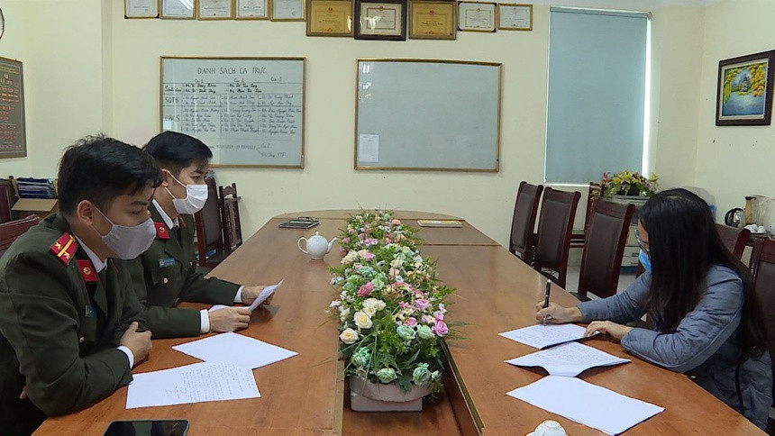  Xử phạt người đăng tin chữa COVID-19 bằng chanh và khăn lạnh: Ngày 6/2, Công an tỉnh Hưng Yên đã ra quyết định xử phạt hành chính đối với N.T.N. (32 tuổi, ở TP Hưng Yên) và D.T.L.A. (29 tuổi, ở thị xã Mỹ Hào, tỉnh Hưng Yên) mỗi người 5 triệu đồng về hành vi Cung cấp, chia sẻ thông tin giả mạo, thông tin sai sự thật trên mạng xã hội. Theo đó, 2 người này đã đăng tải lên trang Facebook cá nhân nội dung chữa COVID-19 bằng chanh và khăn lạnh gây hoang mang dư luận. 