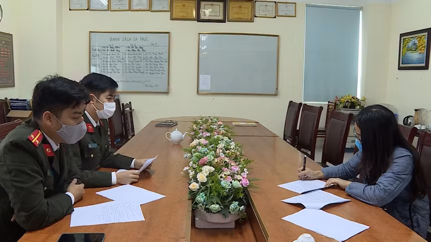  Xử phạt người đăng tin chữa COVID-19 bằng chanh và khăn lạnh: Ngày 6/2, Công an tỉnh Hưng Yên đã ra quyết định xử phạt hành chính đối với N.T.N. (32 tuổi, ở TP Hưng Yên) và D.T.L.A. (29 tuổi, ở thị xã Mỹ Hào, tỉnh Hưng Yên) mỗi người 5 triệu đồng về hành vi Cung cấp, chia sẻ thông tin giả mạo, thông tin sai sự thật trên mạng xã hội. Theo đó, 2 người này đã đăng tải lên trang Facebook cá nhân nội dung chữa COVID-19 bằng chanh và khăn lạnh gây hoang mang dư luận. 