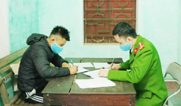  Đối tượng tàng trữ 7,3 kg pháo nổ: Ngày 1/2, Công an huyện Nghi Xuân (Hà Tĩnh) đã quyết định khởi tố bị can, bắt tạm giam 3 tháng đối với Trần Thông Thái (SN 1996, trú tại tổ dân phố 2, thị trấn Tiên Điền) về hành vi “tàng trữ hàng cấm”. Trước đó, ngày 28/1, khi Thái đang trên đường đi giao 2 khối pháo (mỗi khối 36 quả, trọng lượng 2,3 kg) tại thị trấn Tiên Điền thì bị lực lượng Công an huyện Nghi Xuân bắt giữ. 