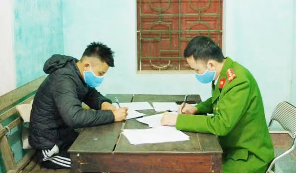  Đối tượng tàng trữ 7,3 kg pháo nổ: Ngày 1/2, Công an huyện Nghi Xuân (Hà Tĩnh) đã quyết định khởi tố bị can, bắt tạm giam 3 tháng đối với Trần Thông Thái (SN 1996, trú tại tổ dân phố 2, thị trấn Tiên Điền) về hành vi “tàng trữ hàng cấm”. Trước đó, ngày 28/1, khi Thái đang trên đường đi giao 2 khối pháo (mỗi khối 36 quả, trọng lượng 2,3 kg) tại thị trấn Tiên Điền thì bị lực lượng Công an huyện Nghi Xuân bắt giữ. 