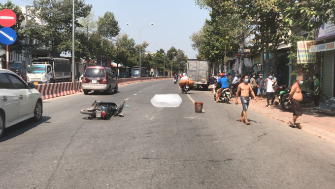  Hai ông cháu tử vong sau va chạm với xe tải: Khoảng 11h20 ngày 1/2, xe tải lưu thông qua phường Phú Hoà, TP Thủ Dầu Một, tỉnh Bình Dương thì xảy ra va chạm với xe máy do ông Nguyễn Văn Năm (sinh năm 1956, ngụ Bình Dương) chở theo cháu trai (khoảng 7 tuổi) và cháu gái (khoảng 4 tuổi). Sau va chạm, cả 3 ông cháu ngã xuống đường, ông Năm và cháu trai tử vong tại chỗ.