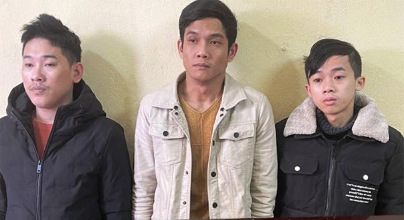  Bắt giữ 3 thanh niên chiếm đoạt hàng tỷ đồng: Ngày 1/2, Công an tỉnh Thanh Hóa cho biết đã bắt giữ 3 thanh niên gồm: Phan Phong Phú (SN 2002), Trương Minh Hiền (SN 1990) và Nguyễn Văn Chung (SN 1995) đều trú tại tỉnh Quảng Trị về tội lừa đảo, chiếm đoạt tài sản thông qua mạng xã hội. Số tiền do những thanh niên này lừa đảo, chiếm đoạt lên tới 2,4 tỷ đồng. 