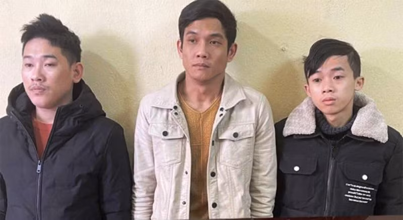  Bắt giữ 3 thanh niên chiếm đoạt hàng tỷ đồng: Ngày 1/2, Công an tỉnh Thanh Hóa cho biết đã bắt giữ 3 thanh niên gồm: Phan Phong Phú (SN 2002), Trương Minh Hiền (SN 1990) và Nguyễn Văn Chung (SN 1995) đều trú tại tỉnh Quảng Trị về tội lừa đảo, chiếm đoạt tài sản thông qua mạng xã hội. Số tiền do những thanh niên này lừa đảo, chiếm đoạt lên tới 2,4 tỷ đồng. 