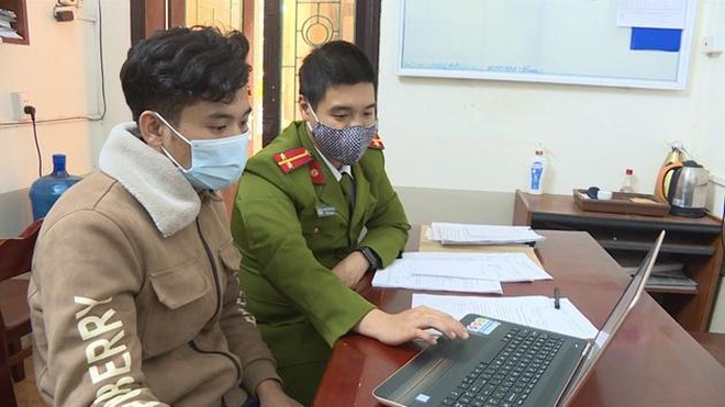  Gã trai 10X lập facebook giả gái để lừa nam giới độc thân: Lò Văn Tuấn (SN 2000 tạm trú TP Việt Trì, Phú Thọ) lập facebook giả làm con gái, kết bạn, nhận lời yêu với nam giới độc thân rồi gạ gẫm lừa anh L.V.K chiếm đoạt số tiền 5,5 triệu đồng và 1 điện thoại di động. Hôm nay, Viện KSND tỉnh Phú Thọ cho biết, vừa phê chuẩn quyết định khởi tố bị can đối với Tuấn về tội Lừa đảo chiếm đoạt tài sản. 