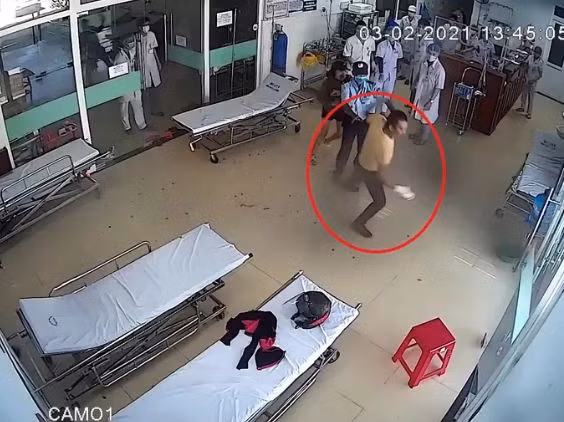  Đấm sưng mặt bác sĩ khi bị nhắc đeo khẩu trang: Khi được bác sĩ nhắc đeo khẩu trang để phòng chống dịch, ông H.N. (42 tuổi; ngụ xã Điện Phương, thị xã Điện Bàn, tỉnh Quảng Nam) không những không chấp hành mà còn lớn tiếng, đấm vào mặt bác sĩ. Sau khi bị đánh, bác sĩ T. bị thương tích vùng mặt bên trái, sưng nề, đau đầu, chóng mặt. Hôm nay, Bệnh viện Đa khoa khu vực Quảng Nam đã báo cáo sự việc người bệnh hành hung tới cơ quan chức năng để xử lý theo đúng quy định của pháp luật. 