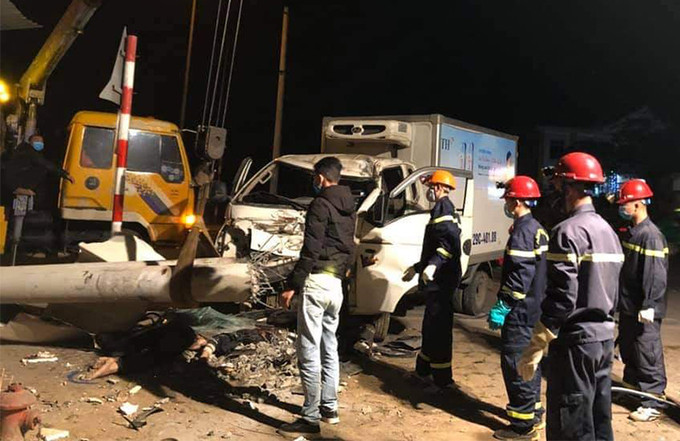  Xe tải đâm gãy 2 cột điện, 3 người tử vong: Tối 4/2, tài xế Phạm Bá Huy chạy xe tải trên đường Trần Hưng Đạo (phường Long Sơn, TX. Thái Hòa, Nghệ An)va chạm với xe máy do Ngân Văn Tiến, 29 tuổi, trú thị xã Thái Hòa, cầm lái chạy chiều ngược lại, chở theo Ngân Văn Anh, 31 tuổi. Xe tải sau đó đâm gãy 2 cột điện bêtông nằm cạnh đường. Cột điện đổ đè trúng xe máy của anh Tiến. Tài xế Huy và anh Tiến chết tại chỗ, nạn nhân Anh tử vong khi tới bệnh viện.