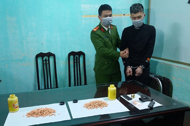  Tàng trữ hơn 2.000 viên thuốc lắc “thủ” theo súng K54: Ngày 5/2, Công an tỉnh Nam Định cho biết, vừa bắt quả tang Trần Minh Quyết (SN 1992, trú tại phường Lộc Hòa, TP Nam Định) tàng trữ hơn 2.000 viên thuốc lắc và một khẩu súng K54 cùng 4 viên đạn. Quyết khai nhận mua số thuốc lắc trên để sử dụng và bán kiếm lời. Được biết, Trần Minh Quyết đã có 3 tiền án về mua bán, tàng trữ trái phép chất ma túy và tiêu thụ tài sản do người khác phạm tội mà có. 