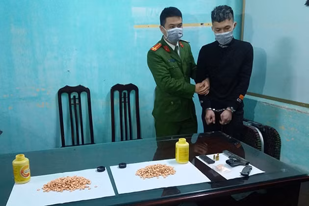  Tàng trữ hơn 2.000 viên thuốc lắc “thủ” theo súng K54: Ngày 5/2, Công an tỉnh Nam Định cho biết, vừa bắt quả tang Trần Minh Quyết (SN 1992, trú tại phường Lộc Hòa, TP Nam Định) tàng trữ hơn 2.000 viên thuốc lắc và một khẩu súng K54 cùng 4 viên đạn. Quyết khai nhận mua số thuốc lắc trên để sử dụng và bán kiếm lời. Được biết, Trần Minh Quyết đã có 3 tiền án về mua bán, tàng trữ trái phép chất ma túy và tiêu thụ tài sản do người khác phạm tội mà có. 