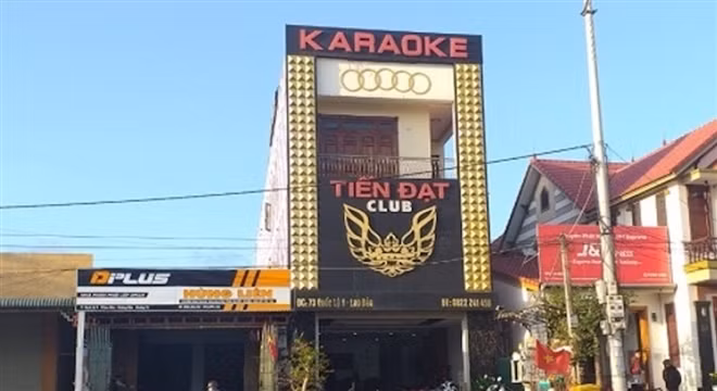  Mâu thuẫn tại quán karaoke, nam thanh niên bị đâm tử vong: Khoảng 23h30 đêm 4/2 tại quán karaoke trên địa bàn huyện Hướng Hóa (tỉnh Quảng Trị), trong quá trình giao lưu, giữa Hồ Anh Nhân (SN 1998, trú huyện Hướng Hóa) và Hồ Ngọc Châu (SN 2000, trú thị trấn Lao Bảo) xảy ra mâu thuẫn, cãi vã. Sau đó, Châu dùng dao thủ sẵn trong người đâm nhiều nhát vào ngực Nhân, khiến nạn nhân tử vong. Hôm nay, Công an huyện Hướng Hóa đang tạm giữ Nhân để điều tra về hành vi giết người. 