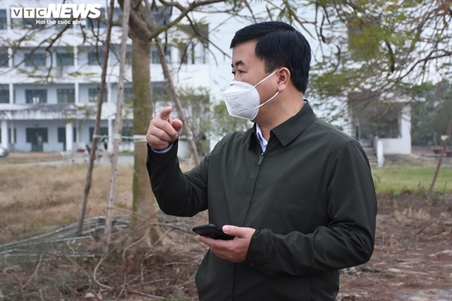 Trả lời VTC News, ông Nguyễn Văn Kiên - Chủ tịch UBND TP Chí Linh cho biết, bệnh viện dã chiến sẽ khẩn trương được xây dựng hoàn thiện tại ĐH Sao Đỏ 2. Ngôi trường này hiện đang là khu cách ly tập trung của gần 700 người. Hiện, TP Chí Linh có 27 khu cách ly tập trung với khoảng 5.000 ca F1. 