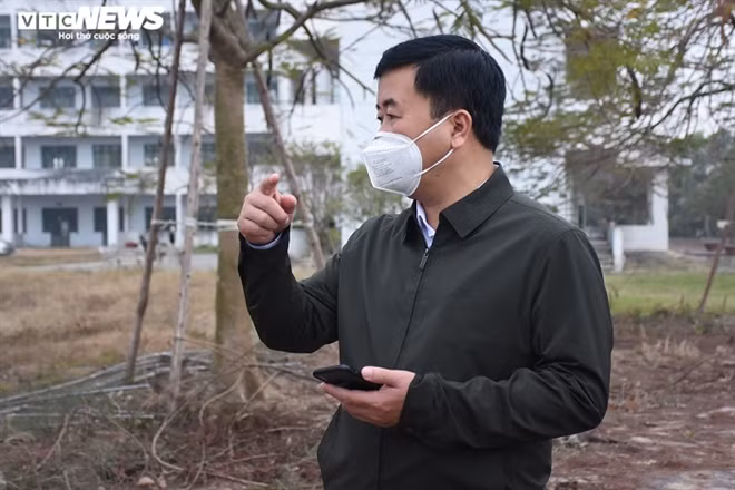 Trả lời VTC News, ông Nguyễn Văn Kiên - Chủ tịch UBND TP Chí Linh cho biết, bệnh viện dã chiến sẽ khẩn trương được xây dựng hoàn thiện tại ĐH Sao Đỏ 2. Ngôi trường này hiện đang là khu cách ly tập trung của gần 700 người. Hiện, TP Chí Linh có 27 khu cách ly tập trung với khoảng 5.000 ca F1. 