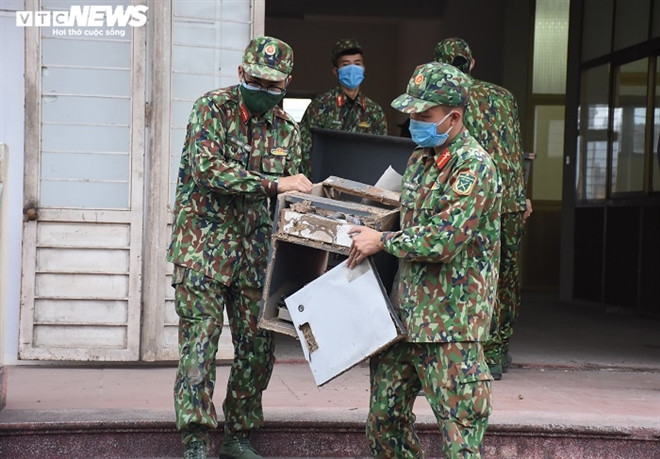 Với khối lượng công việc lớn nên các chiến sĩ thuộc 2 lữ đoàn phải căng mình dọn dẹp cả ngày. 