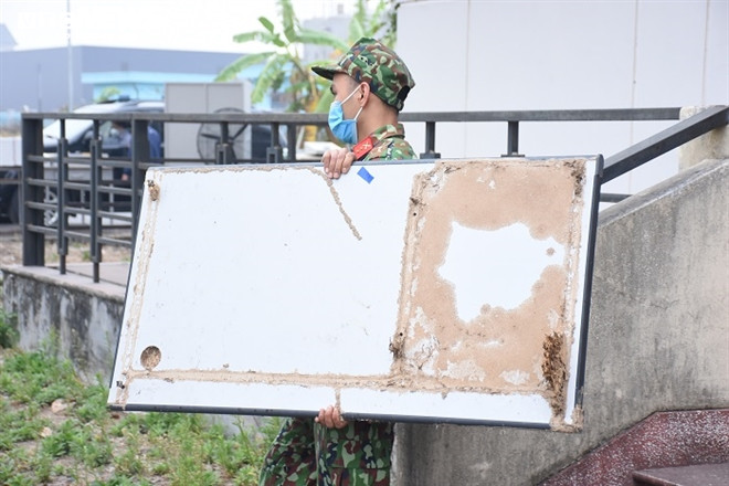 Trả lời VTC News, ông Nguyễn Văn Kiên - Chủ tịch UBND TP Chí Linh cho biết, bệnh viện dã chiến sẽ khẩn trương được xây dựng hoàn thiện tại ĐH Sao Đỏ 2. Ngôi trường này hiện đang là khu cách ly tập trung của gần 700 người. Hiện, TP Chí Linh có 27 khu cách ly tập trung với khoảng 5.000 ca F1. 