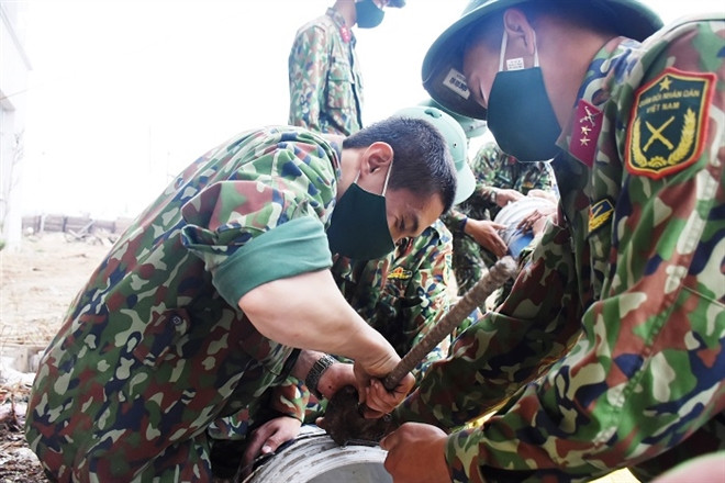 Một chiến sĩ tham gia công tác dọn dẹp ở đây cho biết, sau khi nhận lệnh tập trung lực lượng để dọn dẹp Trường ĐH Sao Đỏ 2 làm nơi xây dựng bệnh viện dã chiến, các chiến sĩ đều hăng hái lên đường làm nhiệm vụ vì muốn góp một phần công sức của mình vào cuộc chiến chung chống COVID-19.