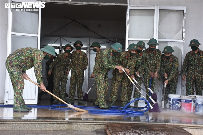 Bệnh viện dã chiến số 3 tại Hải Dương sẽ được cấp tốc hoàn thiện và đi vào hoạt động trước 6/2. Trước đó, tỉnh Hải Dương xây dựng 2 Bệnh viện dã chiến tại Trung tâm Y tế TP Chí Linh và Đại học Kỹ thuật Y tế Hải Dương. Trong sáng 29/1, khoảng 30 bệnh nhân COVID-19 được đưa vào Bệnh viện dã chiến đầu tiên đặt tại Trung tâm Y tế TP Chí Linh.