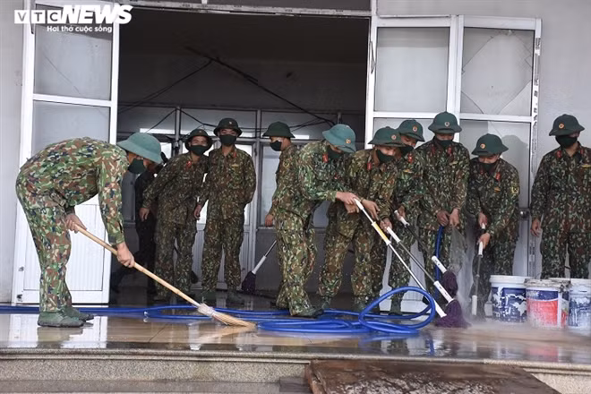 Bệnh viện dã chiến số 3 tại Hải Dương sẽ được cấp tốc hoàn thiện và đi vào hoạt động trước 6/2. Trước đó, tỉnh Hải Dương xây dựng 2 Bệnh viện dã chiến tại Trung tâm Y tế TP Chí Linh và Đại học Kỹ thuật Y tế Hải Dương. Trong sáng 29/1, khoảng 30 bệnh nhân COVID-19 được đưa vào Bệnh viện dã chiến đầu tiên đặt tại Trung tâm Y tế TP Chí Linh.