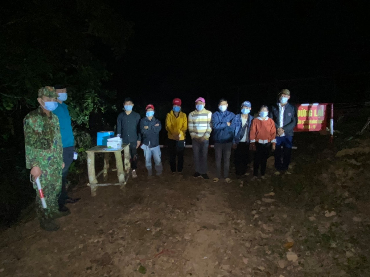 Bat 8 doi tuong xuat canh trai phep tu Viet Nam sang Lao