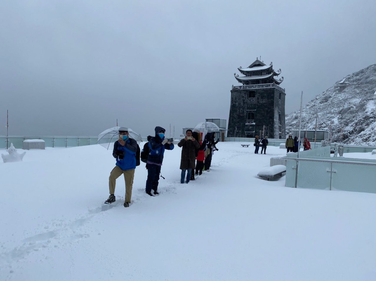 Khi biết được tin tuyết rơi phủ trắng đỉnh Fansipan rất nhiều du khách thập phương tới đây để tận hưởng, chụp cho mình những bức ảnh kỷ niệm.