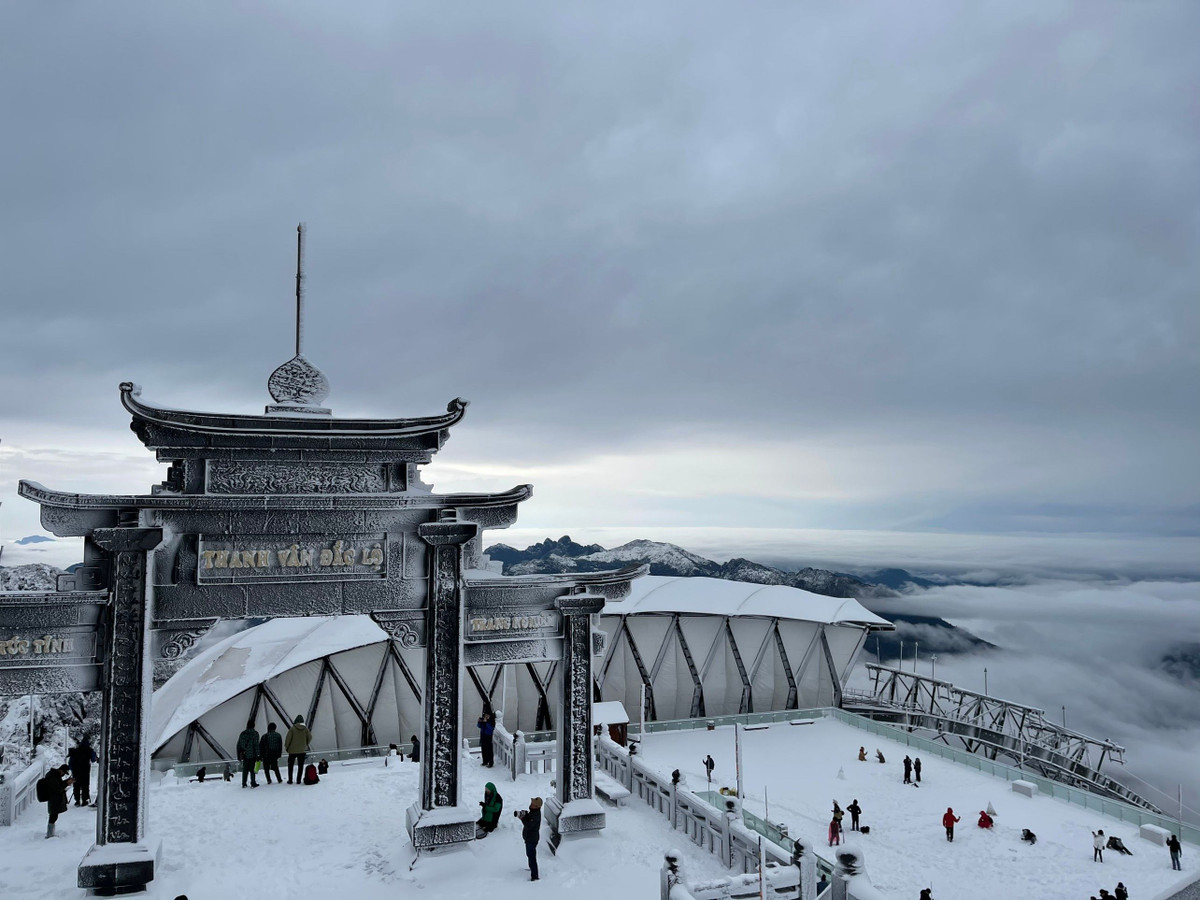 Toàn bộ khu vực đỉnh Fansipan ghi nhận hiện tượng mưa kèm tuyết rơi dày đặc. 