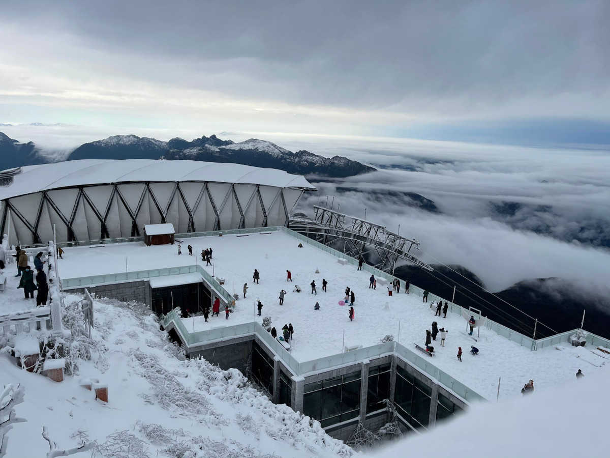 Tuyết phủ trắng đỉnh Fansipan, Lào Cai sáng 9/2 khiến nhiều du khách thích thú. 