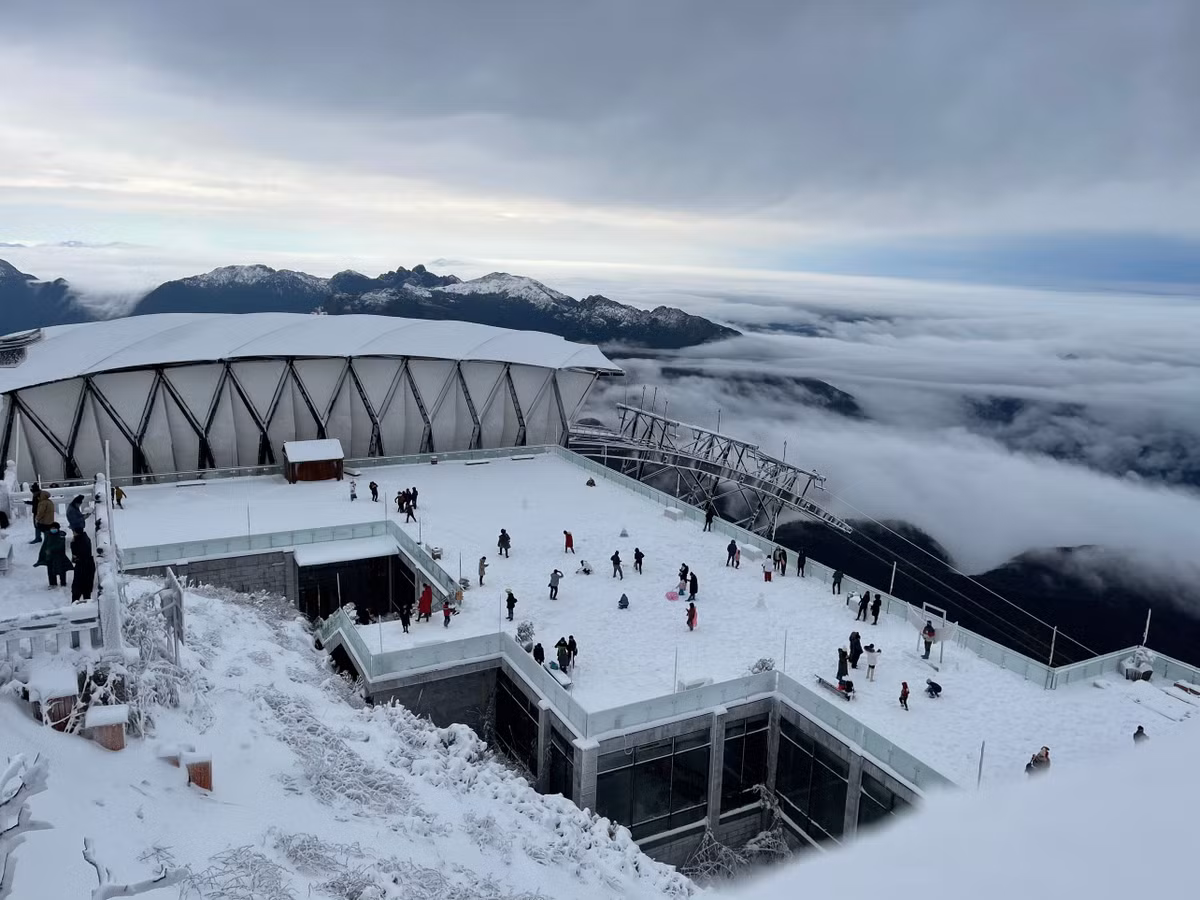 Tuyết phủ trắng đỉnh Fansipan, Lào Cai sáng 9/2 khiến nhiều du khách thích thú. 