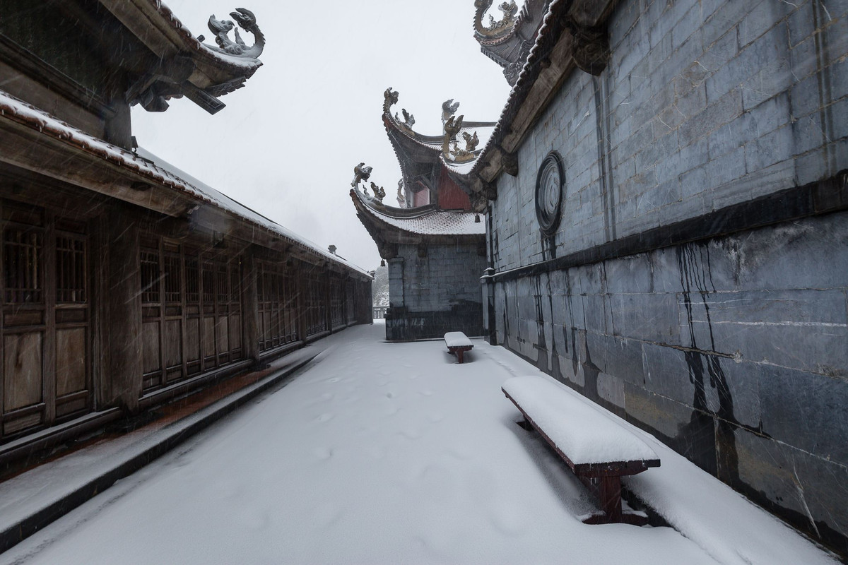 Đường đi cũng được tuyết phủ trắng xóa.