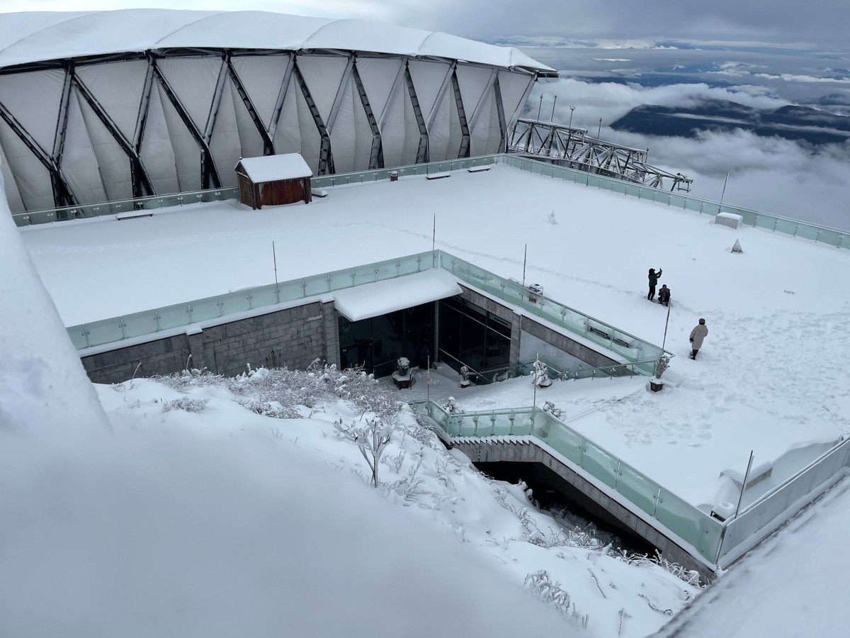  Mưa tuyết trên đỉnh Fansipan sáng nay được đánh giá là rất hiếm gặp. 