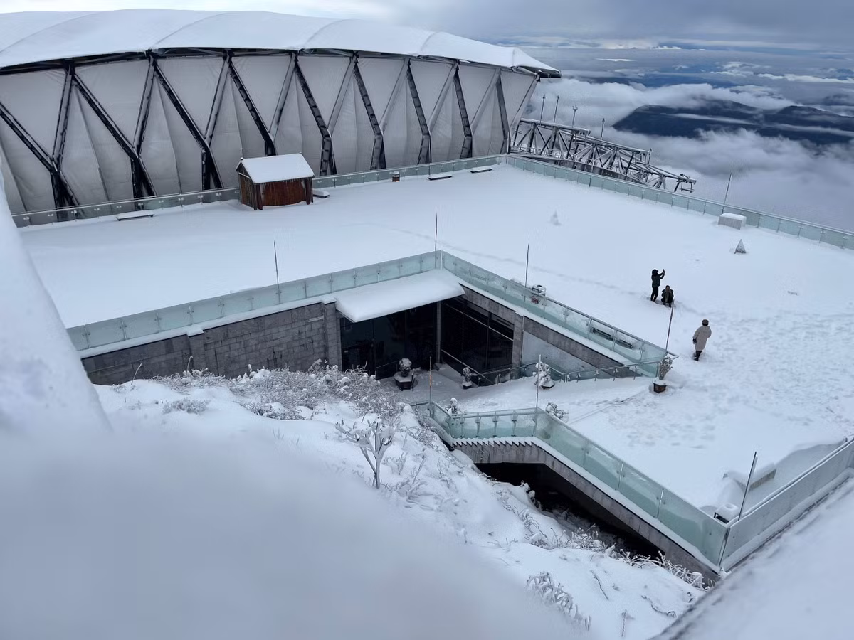  Mưa tuyết trên đỉnh Fansipan sáng nay được đánh giá là rất hiếm gặp. 